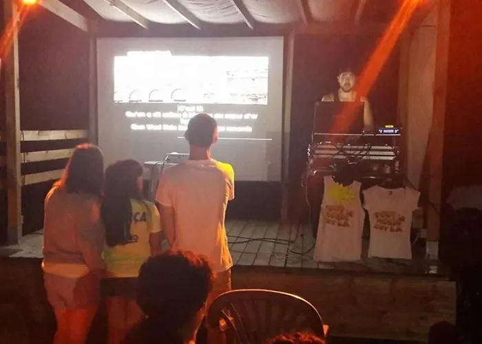 Camping Zecamping 3 Etoiles Anime Animaux Acceptes Familial Piscine Couverte Avrillé